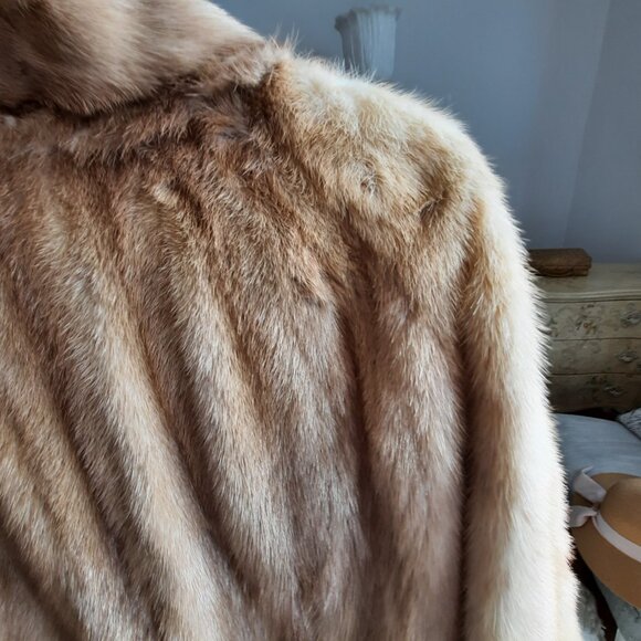 Vintage mink coat, blonde colour, knee length, fur in excellent condition. - Picture 8 of 15